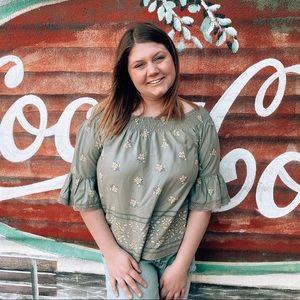 Meet your Posher, Elise